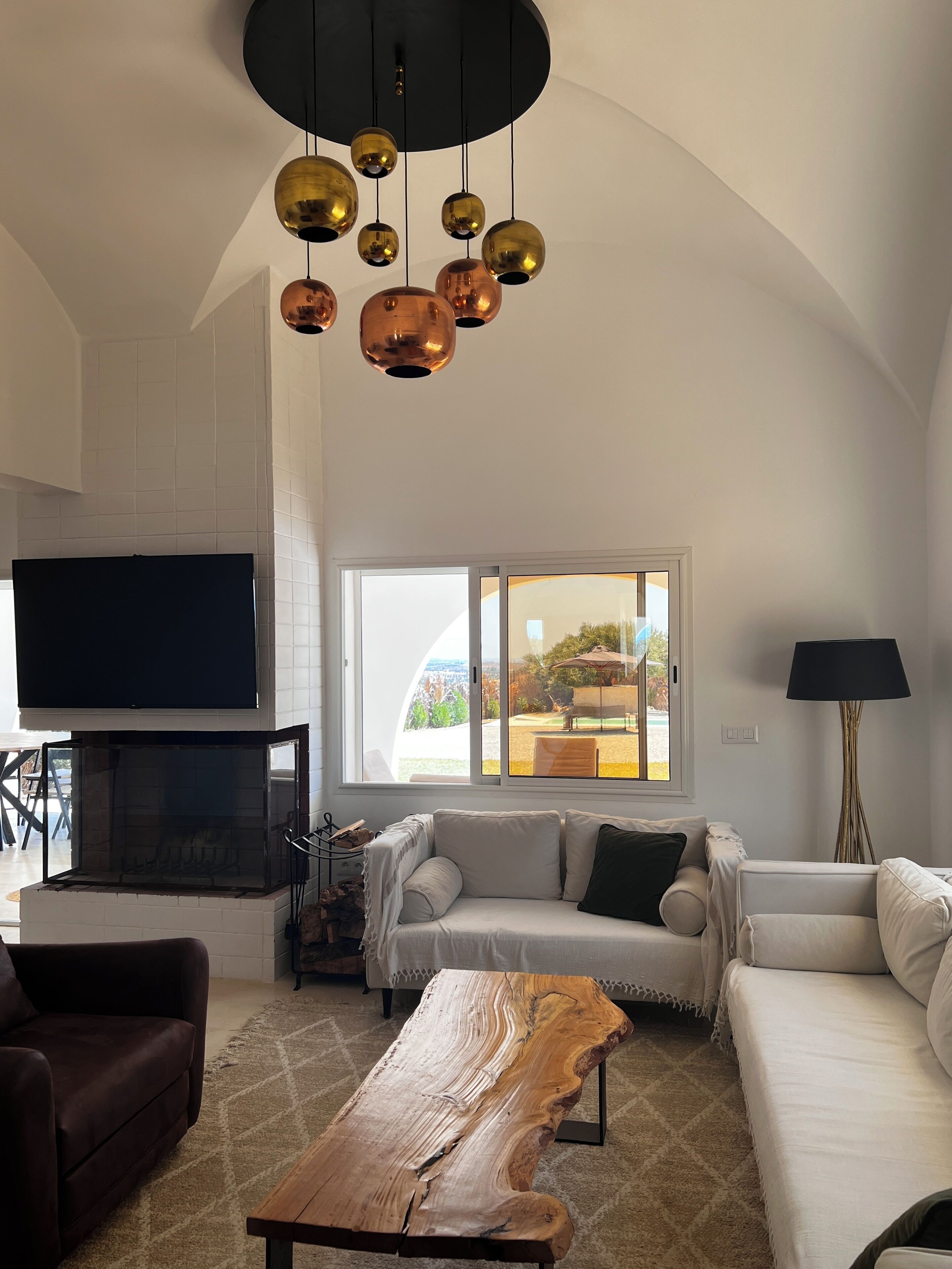 32-tums smart-tv med satellitkanaler, dvd-spelare och leksaker