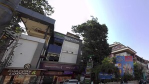 Un edificio con un letrero que indica 'Royal Inn' y 'Hotel DhanlaxmiBank'.