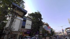 Vista de la calle con un edificio que indica 'Hotel Royal Inn' y un cartel que anuncia 'Alojamiento'.