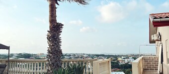 (2) Lovely spacious studio with beautiful view over Willemstad with pool 