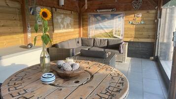 TV connectée, lecteur de DVD, table de tennis de table