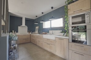 Køleskab, mikrobølgeovn, kaffe-/temaskine, elkedel