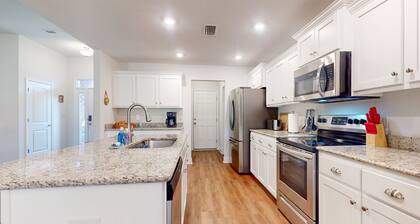 Dog-friendly home with massage room, near airport and historic downtown