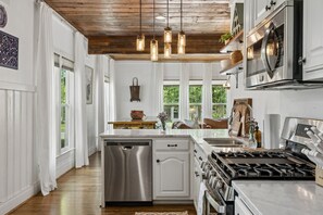 Private kitchen - Birdsong Retreat - Historic + Modern + Walk to DT (McKinney)