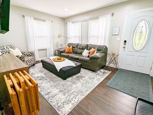 Remodeled Comfort Home Bettendorf + Fenced yard