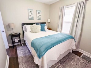 2 bedrooms, desk, WiFi, bed sheets - Remodeled Comfort Home Bettendorf + Fenced yard (Bettendorf)