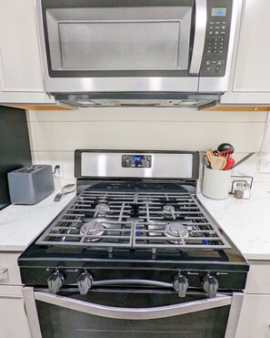 Geladeira, micro-ondas, fogão, cooktop