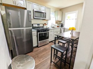 Fridge, microwave, oven, stovetop - Remodeled Comfort Home Bettendorf + Fenced yard (Bettendorf)