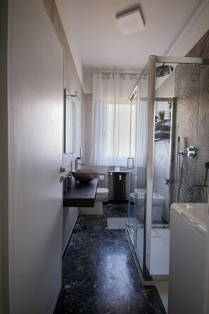 Dusche, Haartrockner, Bidet, Handtücher