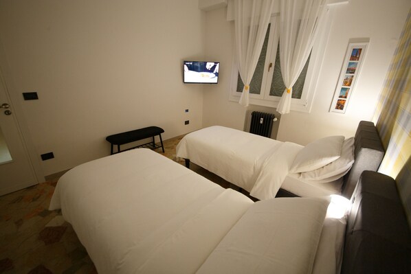 2 Schlafzimmer, Zimmersafe, Schreibtisch, Reisekinderbett