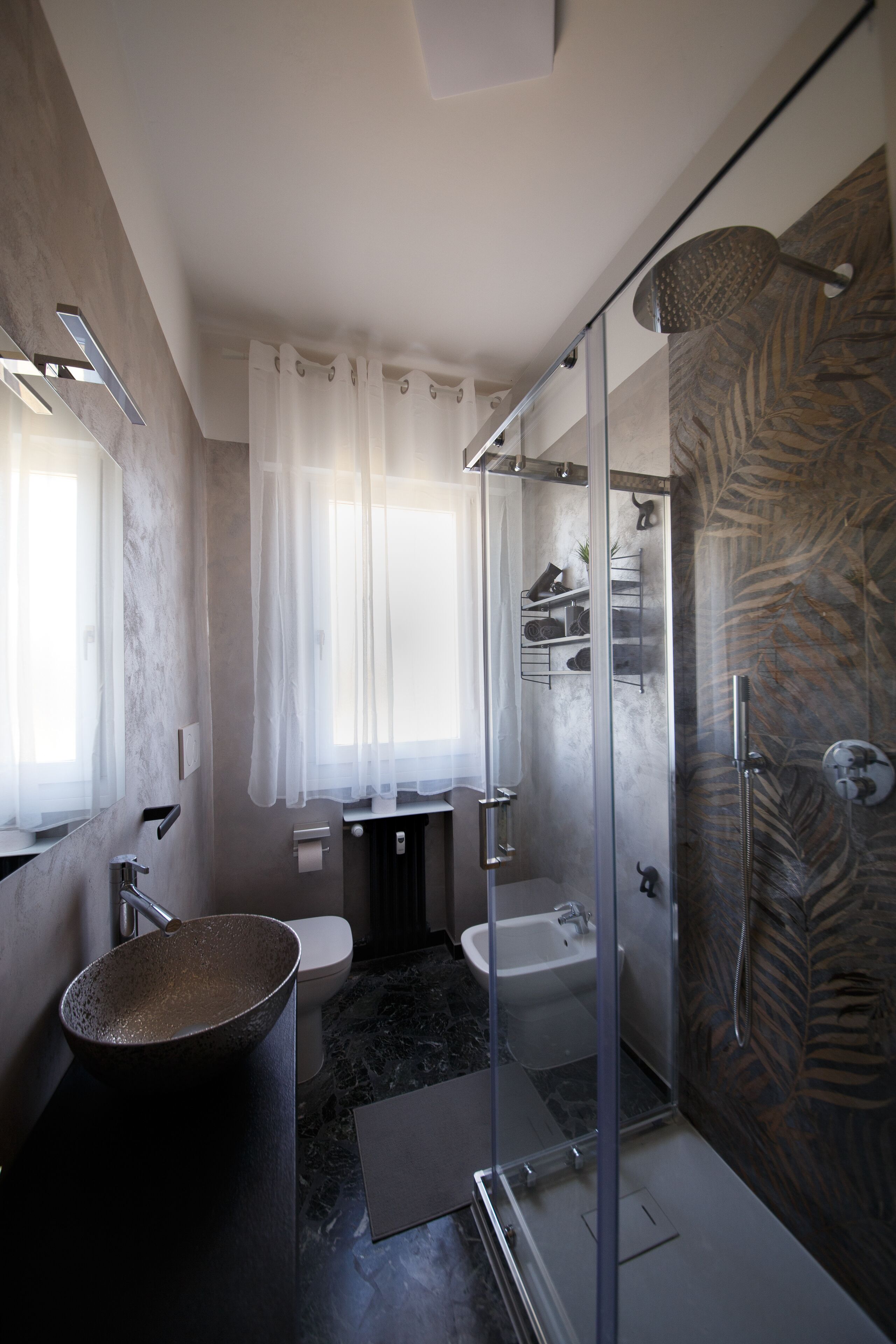 Douche, sèche-cheveux, bidet, serviettes fournies