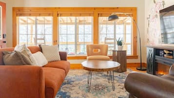 Smart TV, chimenea y libros