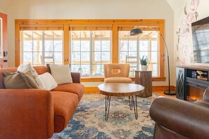 Smart TV, fireplace, books - Cozy creekside cabin w/ private outdoor sauna and covered deck overlooking creek (Hillsville)