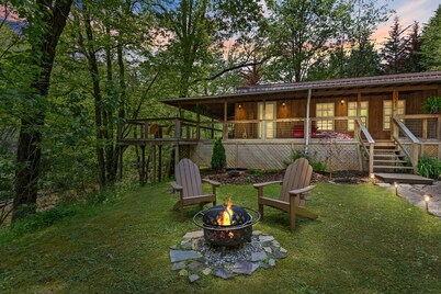 Cozy creekside cabin w/ private outdoor sauna and covered deck overlooking creek