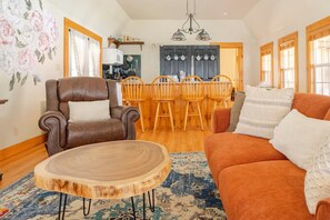 Smart TV, fireplace, books - Cozy creekside cabin w/ private outdoor sauna and covered deck overlooking creek (Hillsville)