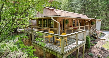 Cozy creekside cabin w barrel sauna, covered wraparound deck - pet friendly!