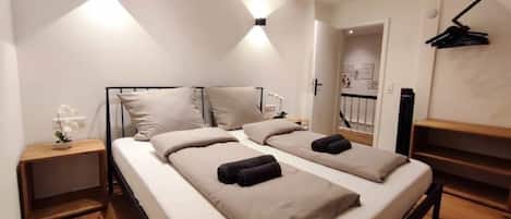 2 Schlafzimmer, Schreibtisch, Bügeleisen/Bügelbrett, Reisekinderbett