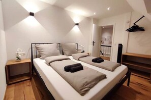 2 bedrooms, desk, iron/ironing board, travel cot - Ferienwohnung Haus Mediterran max 6 Pers (Radolfzell am Bodensee)