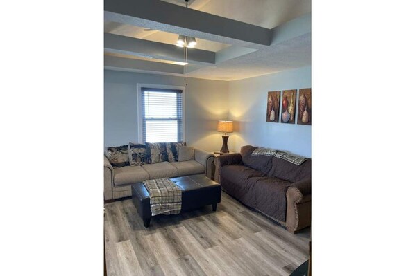 Living area - Best Stay, cozy home .6 Mile Walk to N.D. Campus. (South Bend)