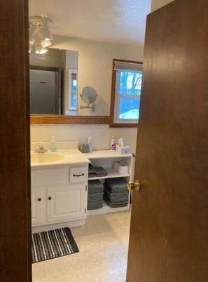 Shower, shampoo - Best Stay, cozy home .6 Mile Walk to N.D. Campus. (South Bend)