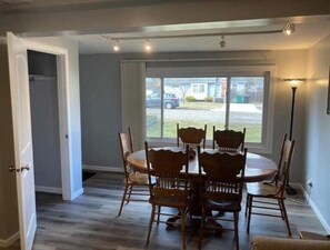 Dining - Best Stay, cozy home .6 Mile Walk to N.D. Campus. (South Bend)