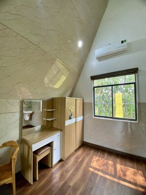 Hypo-allergenic bedding, pillow-top beds, minibar, desk -  Homestay Tuyet Anh (Tri Ton)