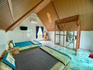 Familjebungalow | Allergitestade sÀngklÀder, bÀddmadrasser, minibar och skrivbord