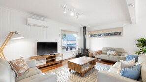 Fernseher, Kamin, Tischtennisplatte, Bücher