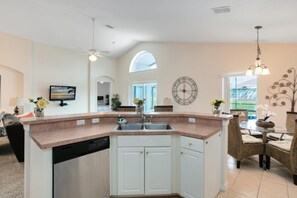 Villa - Beautiful 4 Bedroom 3 Bathroom Pool spa Villa (Davenport)