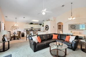 Villa - Beautiful 4 Bedroom 3 Bathroom Pool spa Villa (Davenport)