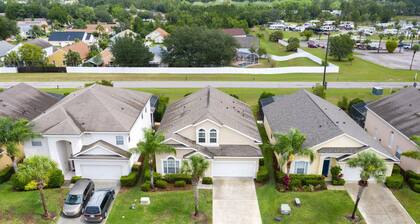 Tropical and Peaceful This 5 bed With Pool Spa