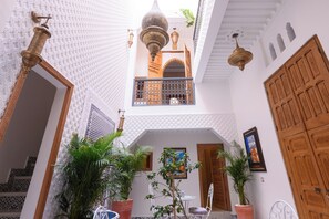 Exclusive House | Living area | 32-inch flat-screen TV with cable channels, books - Dar Al Jeld Guesthouse (Rabat)