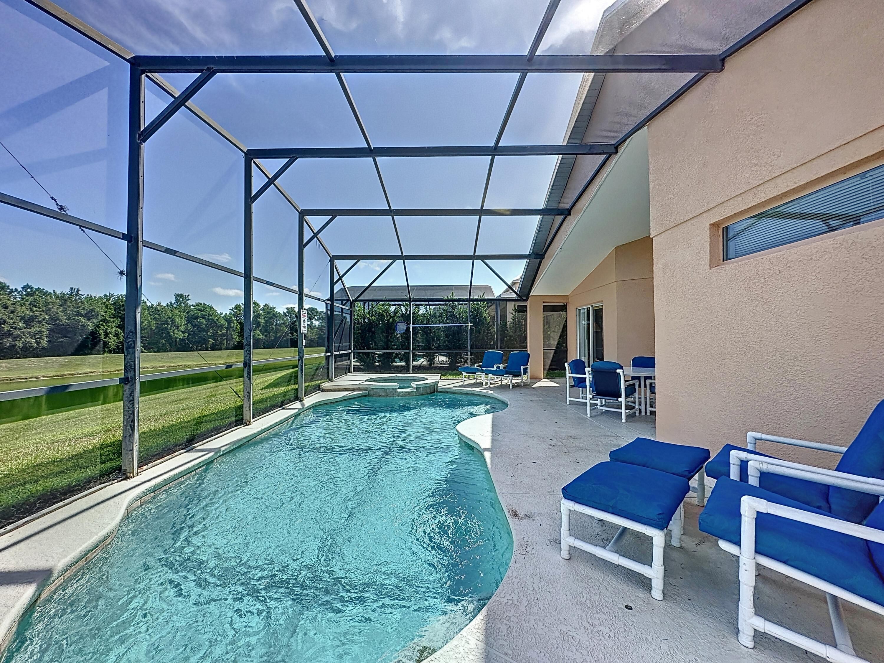Un área de piscina al aire libre techada con sillas de descanso y una estructura de pérgola.