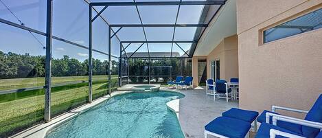 Un área de piscina al aire libre techada con sillas de descanso y una estructura de pérgola.