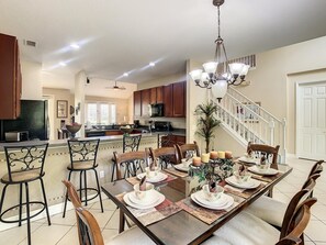 7 bedrooms - Fantastic 7 Bed 6 Bath in Prestigious Gated Comm (Kissimmee)
