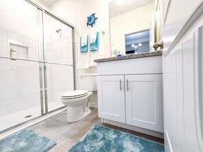 Douche, sĂšche-cheveux, serviettes fournies, savon