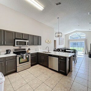 Private kitchen - 5 Star Home Private Pool Jaccuzzi Free Wi-fi (Kissimmee)