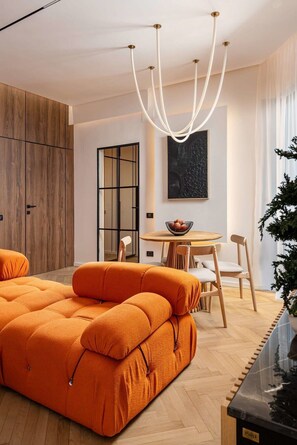 TV, offices - Qult • Amouage (București)