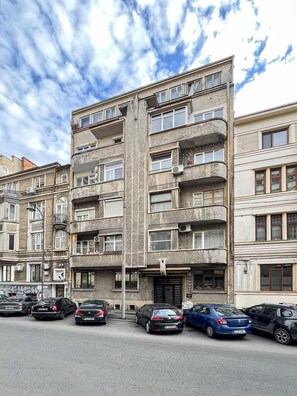 Exterior - Qult • Amouage (București)
