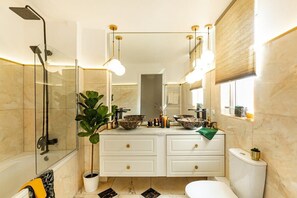Shower, hair dryer, towels, shampoo - Qult • The Renaissance Affair (București)