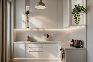 Kjøleskap, mikrobølgeovn, ovn og kokeplater