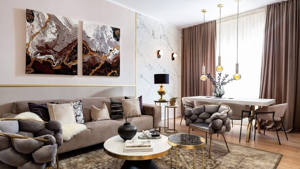Un salon moderne avec un canapé, une table basse et un coin repas.