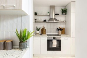 Kjøleskap, ovn, kokeplater og kaffetrakter/tekoker