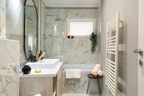Shower, hair dryer, towels, shampoo - Qult • Dune (București)