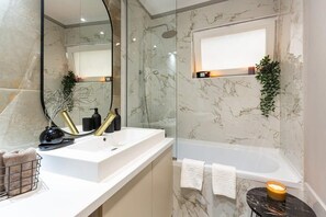 Shower, hair dryer, towels, shampoo - Qult • Dune (București)