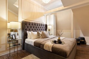 5 bedrooms, desk, iron/ironing board, WiFi