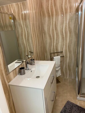 Dusche, Haartrockner, Bidet, Handtücher