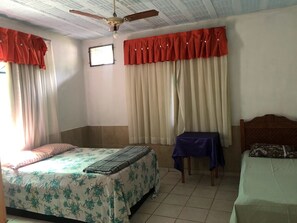 Basic dubbelrum eller tvåbäddsrum | Skrivbord, gratis wi-fi och sängkläder