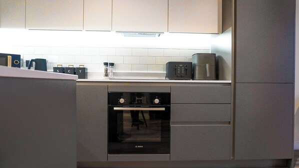 Geladeira, micro-ondas, fogão, cooktop