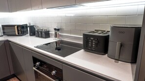 Refrigerador, microondas, horno y parrilla de estufa